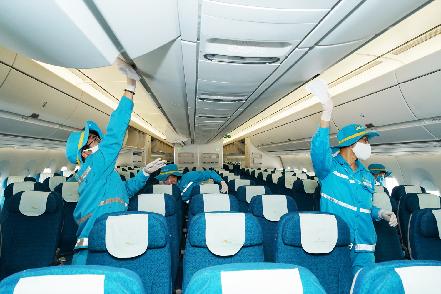 Cận cảnh quy trình vệ sinh khử trùng tàu bay nội địa của Vietnam Airlines

